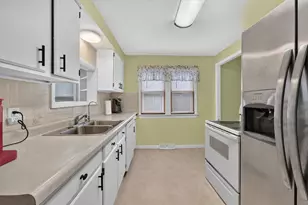 615 Roosevelt Dr, West Bend, WI 53090 - Photo 14