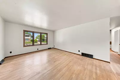 5782 S New York Ave, Cudahy, WI 53110 - Photo 6