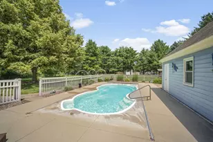 149 Hickory Dr, Delafield, WI 53018 - Photo 38