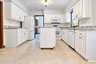 W174N7507 Joanne Dr, Menomonee Falls, WI 53051 - Photo 10