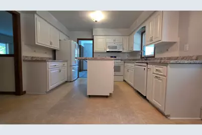 W174N7505  Joanne Dr, Menomonee Falls, WI 53051 - Photo 8