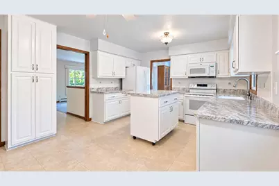 W174N7507  Joanne Dr, Menomonee Falls, WI 53051 - Photo 8