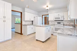 W174N7507 Joanne Dr, Menomonee Falls, WI 53051 - Photo 8