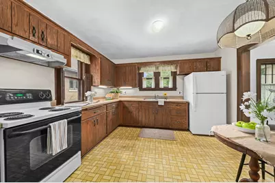2640 N 72nd St, Wauwatosa, WI 53213 - Photo 12