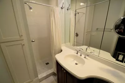 2712 N Maryland Ave, Milwaukee, WI 53211 - Photo 16