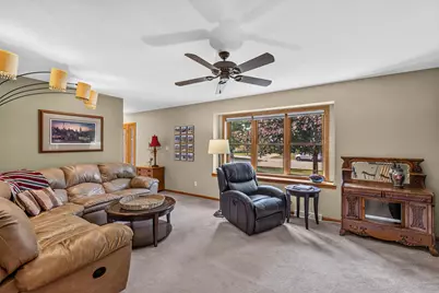 952  Arlon Ct, Belgium, WI 53004 - Photo 6