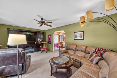 952  Arlon Ct, Belgium, WI 53004 - Photo 4
