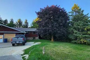 296 Connie Dr, Newburg, WI 53090 - Photo 2
