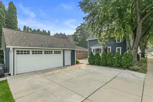 102 Woodland Ln, Oconomowoc, WI 53066 - Photo 4