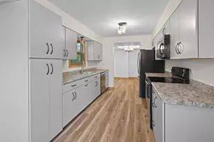 943 Crestwood Dr, Burlington, WI 53105 - Photo 2