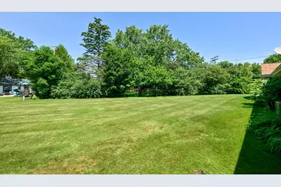 8048 N Greenview Ct, Brown Deer, WI 53223 - Photo 10