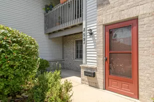 859 Quinlan Dr, Pewaukee, WI 53072 - Photo 2