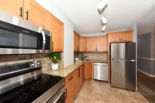 1919 N Summit Ave, Milwaukee, WI 53202 - Photo 6