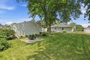 545 E Estates Pl, Oak Creek, WI 53154 - Photo 2