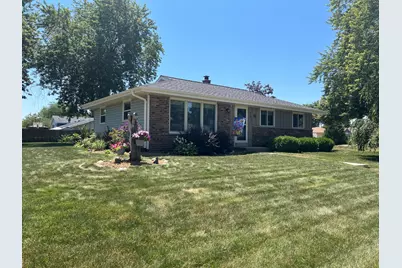545 E Estates Pl, Oak Creek, WI 53154 - Photo 2