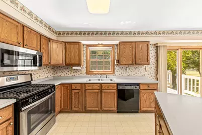 8899 S Patricia Blvd, Oak Creek, WI 53154 - Photo 6