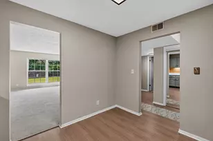 2101 Chateau Ct, Grafton, WI 53024 - Photo 6