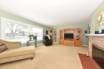 211 E Alta Loma Cir, Thiensville, WI 53092 - Photo 4