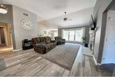6988 W Southview Dr, Franklin, WI 53132 - Photo 4