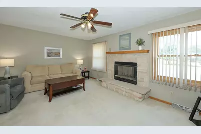 8795 S Lizanne Dr, Oak Creek, WI 53154 - Photo 4