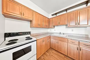 5069 W Colonial Ct, Greenfield, WI 53220 - Photo 8