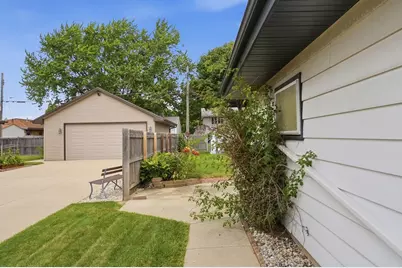 1542 W Iona Ter, Milwaukee, WI 53221 - Photo 32