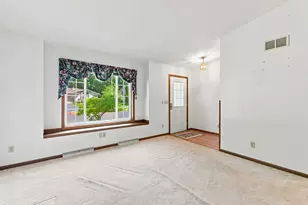 117 Manor Ct, Slinger, WI 53086 - Photo 4