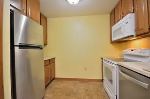 306 Hartford Square, Hartford, WI 53027 - Photo 8