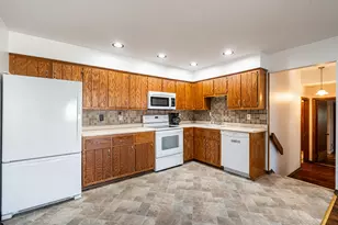 6441 S Crabapple Ct, Oak Creek, WI 53154 - Photo 6
