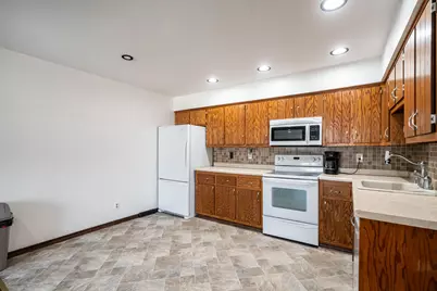 6441 S Crabapple Ct #3, Oak Creek, WI 53154 - Photo 6