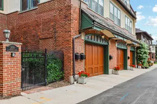 2010 E Windsor Pl, Milwaukee, WI 53202 - Photo 2