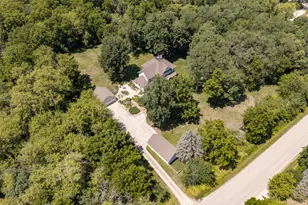 W247S8375 Stonehill Dr, Vernon, WI 53149 - Photo 6