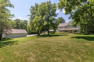 W247S8375 Stonehill Dr, Vernon, WI 53149 - Photo 4