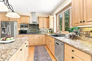 10105 N Parkside Ct, Mequon, WI 53092 - Photo 14