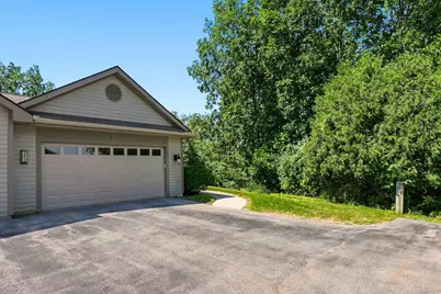 303  Parkview Ct, Hartland, WI 53029 - Photo 2