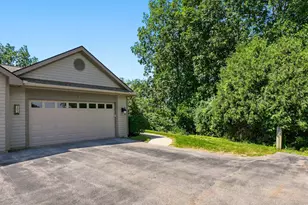 303 Parkview Ct, Hartland, WI 53029 - Photo 2