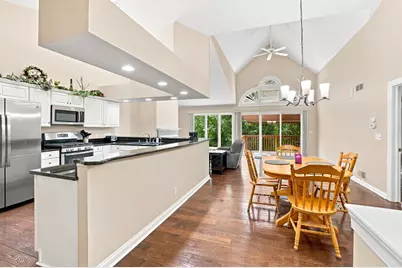 303  Parkview Ct, Hartland, WI 53029 - Photo 4