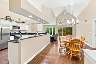 303 Parkview Ct, Hartland, WI 53029 - Photo 4
