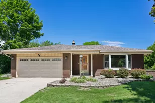 7557 Chapel Hill Ct, Franklin, WI 53132 - Photo 4