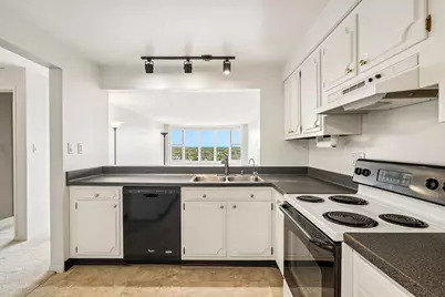 2525 S Shore Dr #14B, Milwaukee, WI 53207 - Photo 6