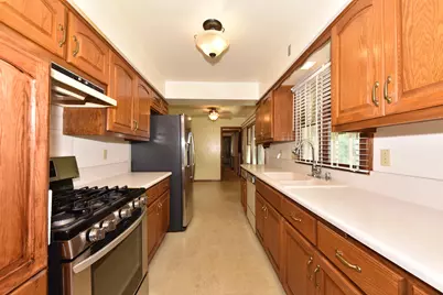 6843 N Park Manor Dr, Milwaukee, WI 53224 - Photo 10