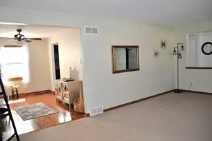 8501 W Cascade Oaks Ct, Franklin, WI 53132 - Photo 8