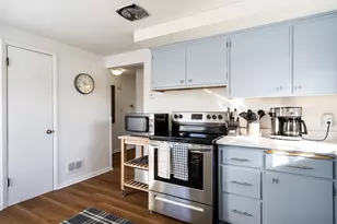1537 S 96th St, West Allis, WI 53214 - Photo 4