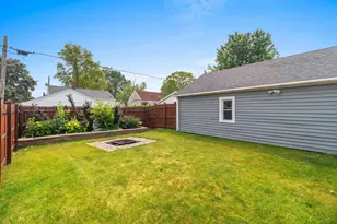 825 Summit St, Manitowoc, WI 54220 - Photo 10
