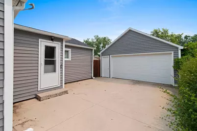 825  Summit St, Manitowoc, WI 54220 - Photo 8