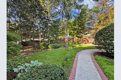 530  Park Cir, Elm Grove, WI 53122 - Photo 8