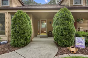 N22W22227 Meadowood Ct, Pewaukee, WI 53186 - Photo 2