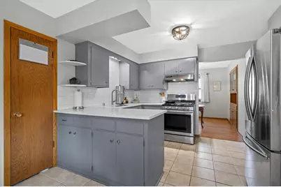 5684 N Milwaukee River Pkwy, Glendale, WI 53209 - Photo 8