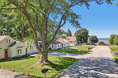 W272N2593  Apple Tree Ln, Pewaukee, WI 53072 - Photo 2