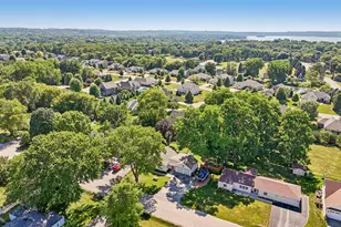 W272N2593 Apple Tree Ln, Pewaukee, WI 53072 - Photo 40